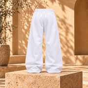 Buzo baggy liso algodón nacional blanco vista espalda fondo beige mediterráneo
