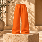 Buzo baggy liso algodón nacional naranja vista frente fondo beige mediterráneo